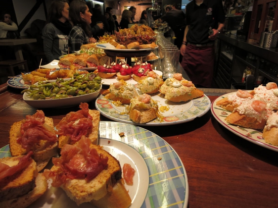 1200px-Barra_de_pintxos_Donosti_01.JPG